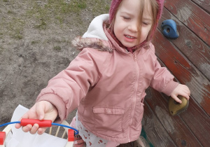 Marysia pokazuje swój koszyczek