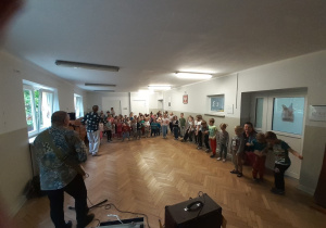 Pożegnanie z gitarą elektryczną przy piosence "Czarny Alibaba"