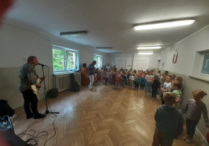 Pożegnanie z gitarą elektryczną przy piosence "Czarny Alibaba"