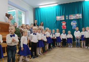 Dzieci stojac śpiewają piosenkę