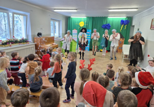 Koniec przedstawienia, aktorzy śpiewają piosenkę, dzieci podchodzą do baniek mydlanych