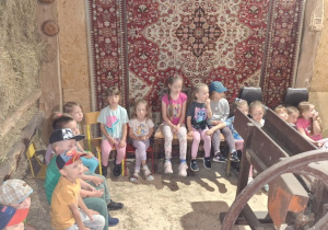 W stodole dzieci poznają stare i współczesne narzędzia do pracy w gospodarstwie