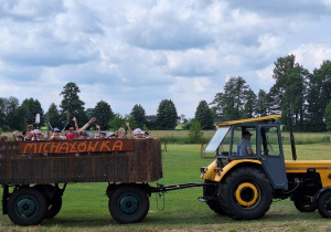 Dzieci jadą na przyczepie traktora
