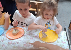 Zajęcia edukacyjne "Od ziarenka do bochenka" - smarowanie chlebków jajkiem