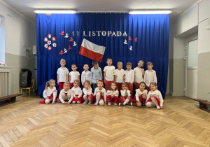 Zdjęcie dzieci z grupy III na tle dekoracji