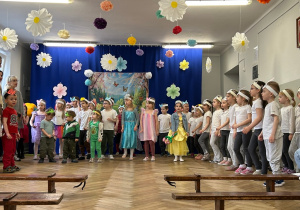 Dzieci śpiewają piosenkę w przedstawieniu wiosennym