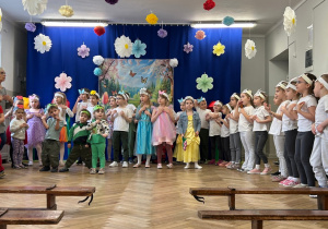 Dzieci śpiewają piosenkę w przedstawieniu wiosennym