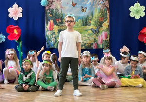 Chłopiec w roli motylka