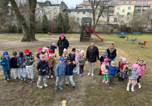 Zdjęcie grupowe dzieci w ogrodzie