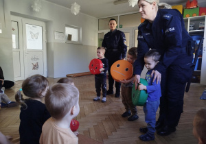 Prowadzące rozmawiają z dziećmi o bezpieczeństwie na drodze