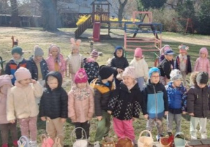 Dzieci stoją na tarasie gotowe na zabawę
