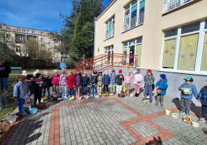 Dzieci stoją na tarasie gotowe na zabawę