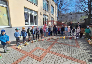 Dzieci stoją na tarasie gotowe na zabawę
