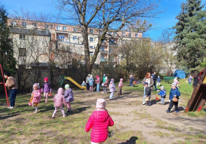 Dzieci zbierają jajeczka do swoich koszyczków