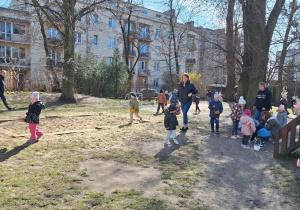Dzieci zbierają jajeczka do swoich koszyczków