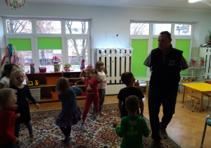 Dzieci z grupy III tańczą i rapują z Panem Przemkiem