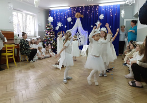 Dzieci z grupy III w tańcu gwiazdeczek