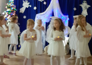 Dzieci z grupy IV - taniec aniołów