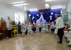 Dzieci z grupy II w tańcu z piosenką