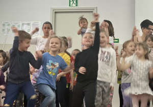 dzieci tańczą do szybkiej muzyki