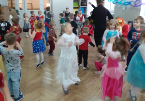 dzieci tańczą do muzyki na przystrojonej w balony sali