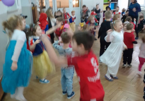 dzieci tańczą do muzyki na przystrojonej w balony sali