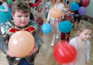 dzieci uczestniczą w zabawach z balonami na sali