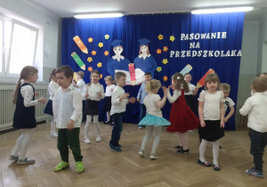 Dzieci z grupy III tańczą i śpiewają piosenkę