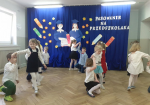 Dzieci z grupy III tańczą i śpiewają piosenkę