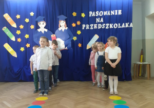 Dzieci z grupy IV wykonują zadania z piosenki