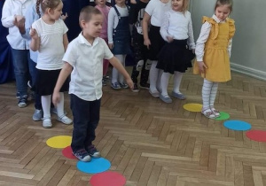 Dzieci śpiewają i ilustrują ruchem piosenkę