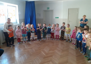 Dzieci tańczą przy akompaniamencie akordeona.