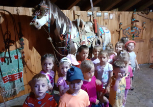 Zdjęcie grupowe - dzieci stoją przy koniu