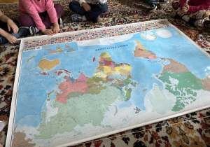 dzieci szukają na mapie Grecji