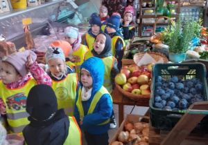 Dzieci w sklepie wybierają ulubione warzywa i owoce