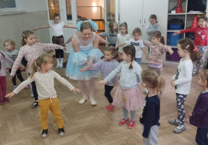 Dzieci tańczą "Taniec lalek" na sali
