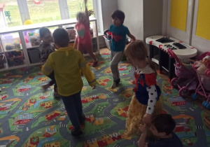Dzieci tańczą andrzejkowy taniec