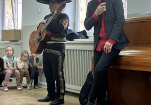 Prowadzący oraz jego gość - meksykanin, śpiewają piosenkę dla dzieci