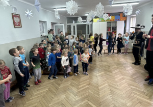 dzieci tańczą na sali wraz z prowadzącym