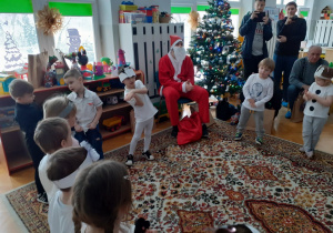 Dzieci śpiewają piosenkę dla Mikołaja