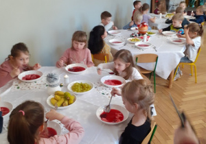 Obiad wigilijny - dzieci siedzą przy stolikach podczas obiadu