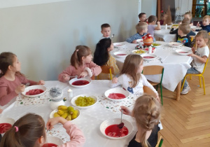 Obiad wigilijny - dzieci siedzą przy stolikach podczas obiadu