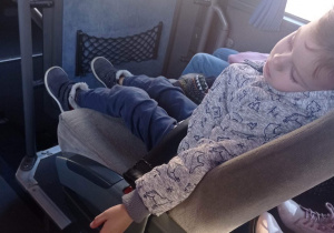 dziewczynka trzyma za rączkę kolegę który usnął w autokarze