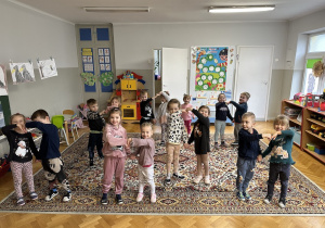 dzieci tańczą na dywanie układ taneczny do muzyki
