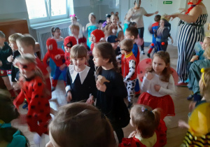 Dzieci tańczą w rytm muzyki.