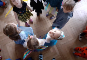 Dzieci tańczą w rytm muzyki.