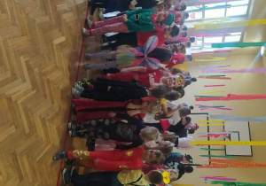 Dzieci stoją na sali gimnastycznej na Balu.