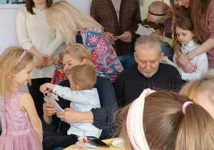 Dzieci dają prezenty które same zrobiły dla Babci i Dziadka.