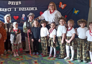 wspólne zdjęcie dzieci z nauczycielkami