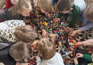 Dzieci przemieniają Genibota w dinozaura za pomocą klocków lego